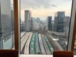 【ダイニング＆バー テンクウ】東京駅上空から行き交う鉄道を眺めながら朝食を食べられるなんて、最高ですね