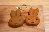 フィナンシェキーホルダー（プレーン/キャラメル）各1,980円