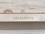 缶ケースの側面に「LISA LARSON」のロゴ入り!