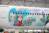 機体後方にはアナとエルサの姿が！【JAL Fantastic Journey Express】