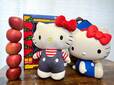 【HELLO KITTY 50th～ハッピーアニバーサリー★～】特賞「BIG! ハローキティ ぬいぐるみ」＆セブン−イレブン限定 LAST賞 「BIG! ハローキティ おすわりフィギュア」りんご5個と背比べしてみました。ほぼぴったり！