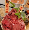 「​​​大人気！蓄養本鮪のランチ時の提供の様子」＜期間：2026年5⽉25日〜＞【話題の「漁港食堂 三方」が、多摩センター駅にオープン！ランチは本マグロを含む豪華刺身が60分間食べ放題！ハイボール・レモンサワーは税込198円！】