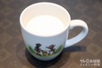 ＜100 エーカーの森＞ハニーラテ 799 円/マグカップ付き：＋1,650 円