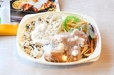 【ライフの冷凍弁当／チキン南蛮とひじきご飯】温め前の様子。このまま電子レンジで3分40秒（600W）温めます