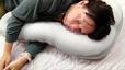【ニトリ 上半身を包み込むまくら】ちょうどいい抱き心地で、横向き寝の姿勢が劇的にラクに！