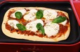 【ナンピザマルゲリータ】バジル、オレガノなどのトッピングを加える