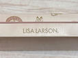 缶ケースの側面に「LISA LARSON」のロゴ入り！