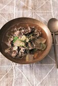 牛肉スープ（ガイドブック内「『御史とジョイ』の料理を再現！」より ）撮影：公文美和