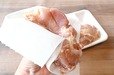 【野菜・肉の便利な冷凍保存術／鶏もも肉】しっかりお肉のドリップをふき取ります