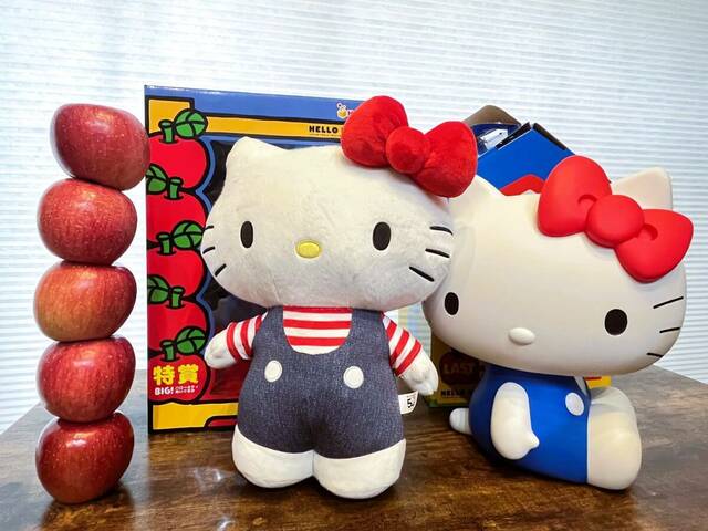 【HELLO KITTY 50th～ハッピーアニバーサリー★～】特賞「BIG! ハローキティ ぬいぐるみ」＆セブン−イレブン限定 LAST賞 「BIG! ハローキティ おすわりフィギュア」りんご5個と背比べしてみました。ほぼぴったり！