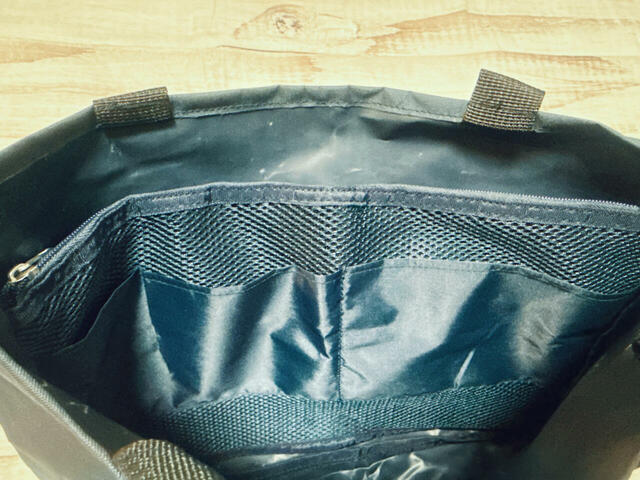 仕切りポケットには2つの区切りポケット付きで細かいものの整理に便利