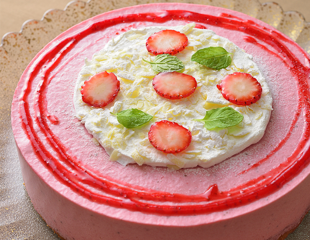 北海道クリームのイチゴムースケーキ【エミテラス所沢「テラスビュッフェTABLE（ターブル）の食べ放題】
