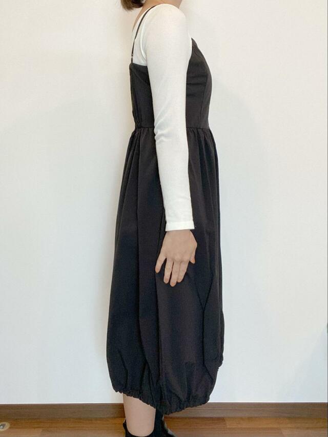 【GU フロントジップバブルヘムワンピース】横から見ると、下半身のラインを拾わないデザインであることがよくわかります！