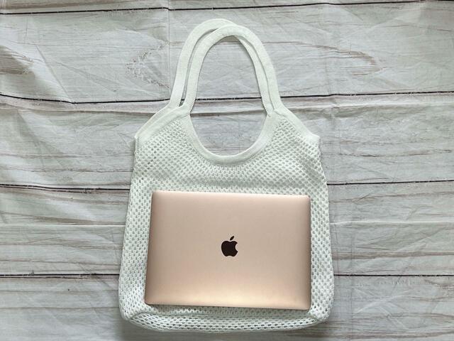 なんとMacBook Airがラクラク収納できるサイズ感！