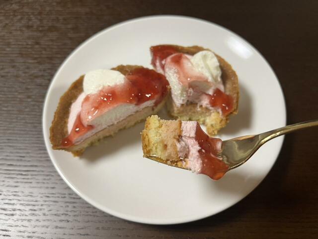 【ローソン　Uchi Café×ICHIBIKO　サマーストロベリータルト】クリームなどが何層にも重なっています。