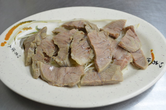 『龍城號』の豚の頬肉。さっと湯がいただけだが臭みがなく、柔らかい