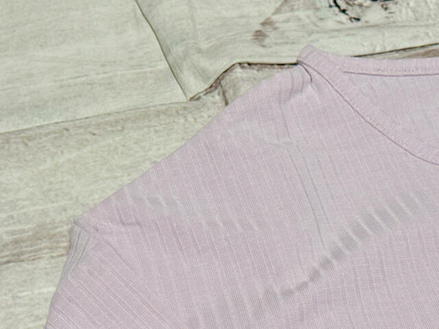 素材はポリエステル、レーヨン、アクリル、ポリウレタン。繊維に天然鉱石パウダーが練りこまれています