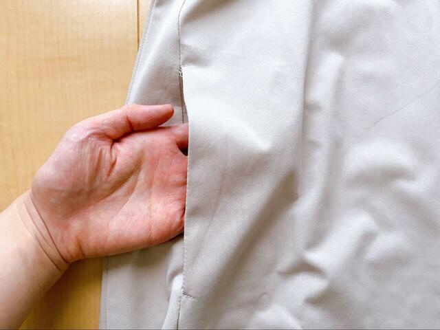 【WORKMAN レディースドライサイドシャーリングスリーブワンピース】両サイドとフロントに計3つポケットが付いています。スマホやハンカチなどもサッとしまえて便利!