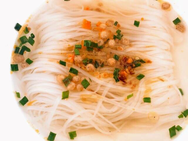 「クンディン フーティユナンバン」鶏、ねぎ、にんじんが入っています。追加で好きなトッピングを♪【カルディコーヒーファーム】「ベトナムバッグ」（ブタ柄）価格：1,500円（税込）