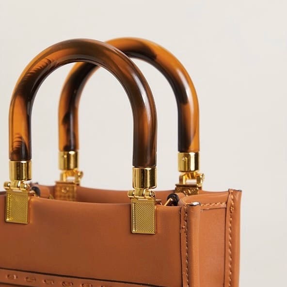 「アクセなバッグ」牛革ハンドバッグ  持ち手がべっ甲のよう♪