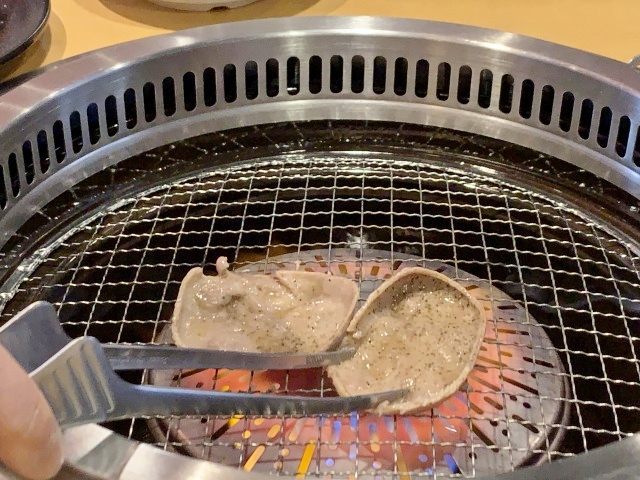 タンは塩コショウされてる面を上にして焼く