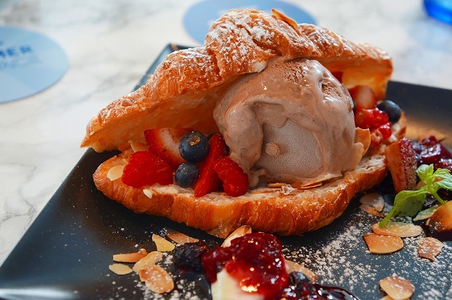 ミックスベリークロワッサンアイスクリームサンド1.080円＠ハーゲンダッツサマーテラス