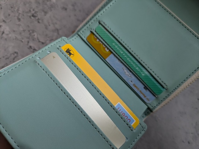 【niko and ...／オリジナル10ポケット財布】右側（小銭入れ側）のカードポケットは、双方向で若干取り出しにくいかも。使用頻度の高いカードは左側のポケットに入れるのが良さそう