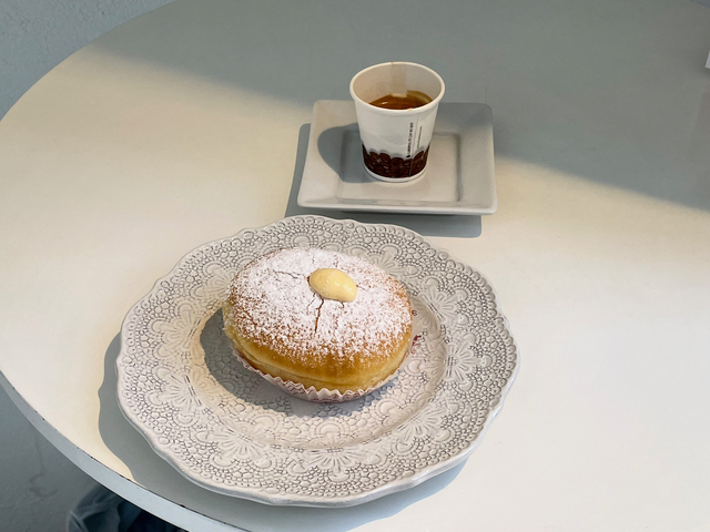 【Litus】店頭にあるテーブルでエスプレッソ（250円）と一緒にお菓子を食べることができる