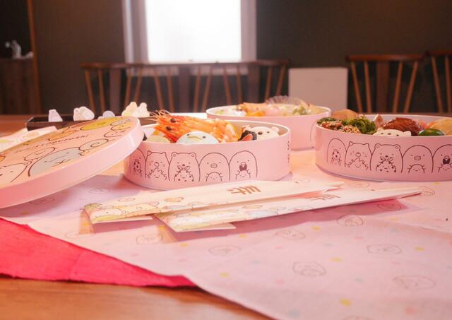 おせち・三段重「すみっコぐらし」｜パステルピンクの優しい色合いが可愛い♪