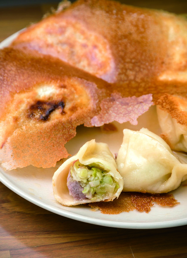 「テイクアウト餃子」の名店／元祖あらぎり肉餃子専門店 世田谷 羽根木餃子（梅ヶ丘）　羽根木餃子（5個） 600円