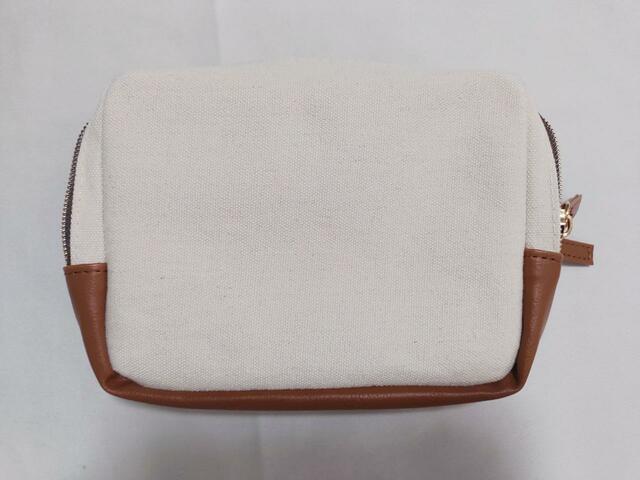 裏面は、シンプルな無地