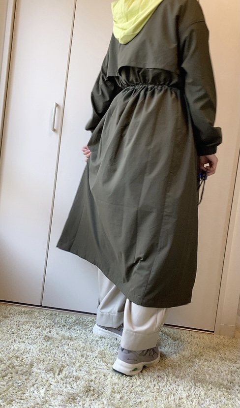 【ワークマン 高撥水シェルワンピースコート】背中にはトレンチコートによくある「ヨーク」と呼ばれるデザインが施されています