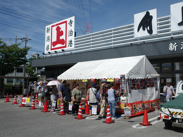 土用の丑の日には、店舗前でうなぎ長蒲焼きの焼きたてを販売(一部店舗限定)