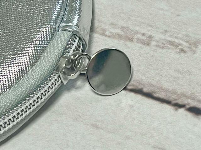 シルバーのラウンドチャーム付き