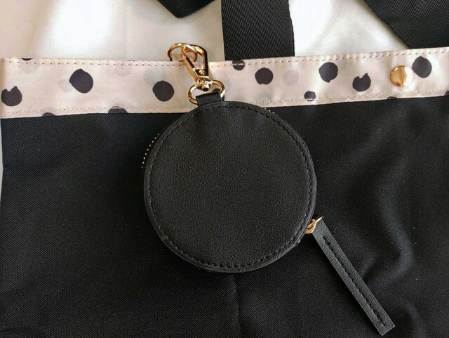 フックにかけたケースは、表面に出してもかわいい