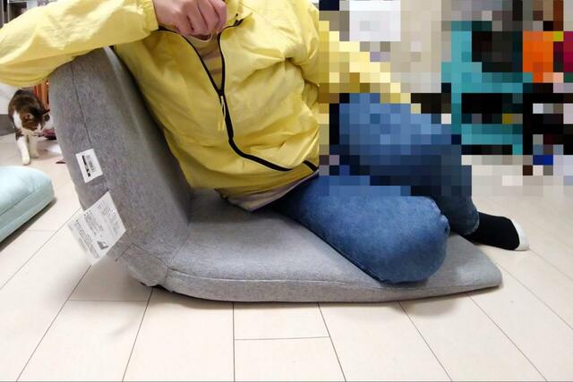 【ニトリ 枕になるコンパクト座椅子】背もたれの安定性が高いので、横向きで斜めに寄りかかるのもおすすめ！