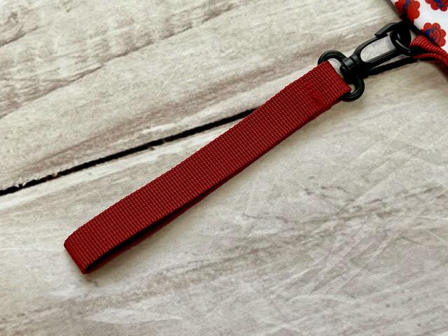 ハンドルはアクセントになるレッド！