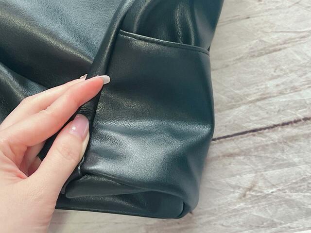 外側の両サイドにはポケット付き