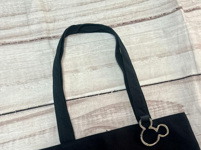 ストラップの長さは（約）60cmで長め。肩がけがラクラクできます