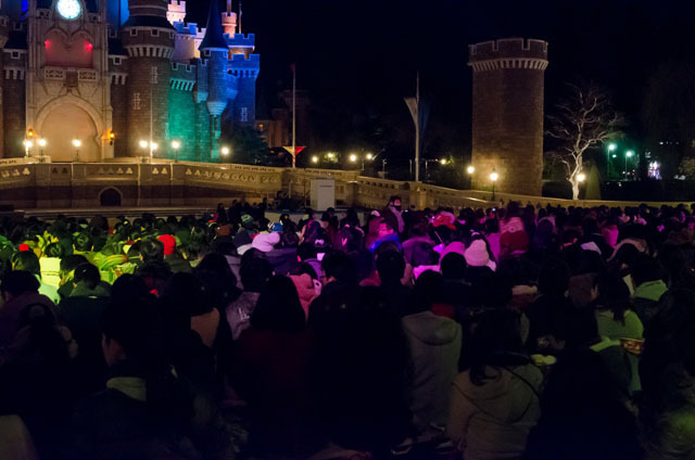 シンデレラ城前でセレモニーが行われる ©Disney