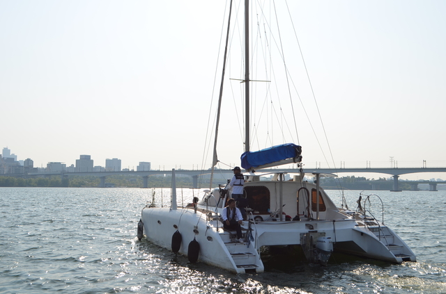 ヨットクルーズで漢江から堂山（ダンサン）鉄橋（地下鉄2号線が通過）を望む