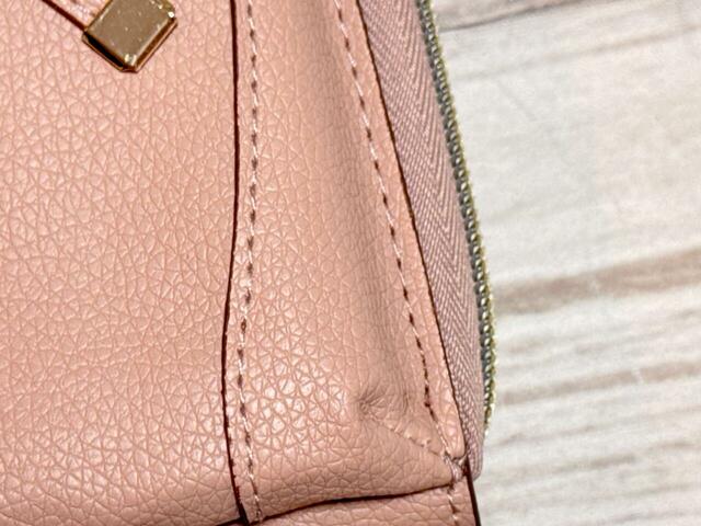 シボ感のあるレザー調素材で高級感たっぷり