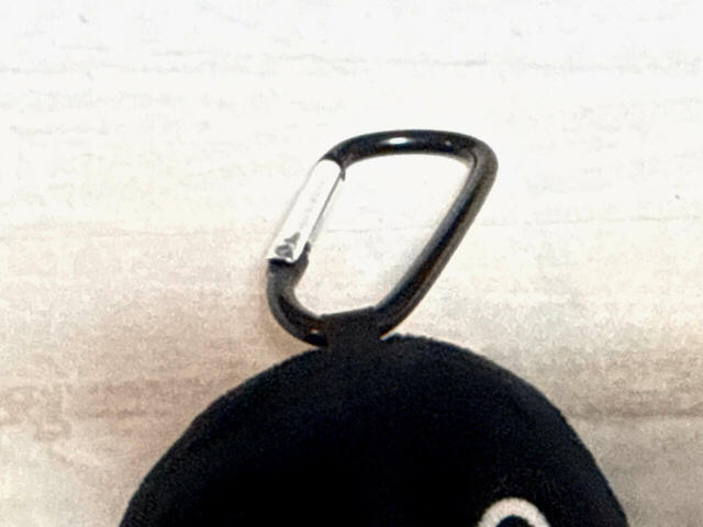 上部にはカラビナ付きで、バッグなどに取り付けて持ち運べる仕様