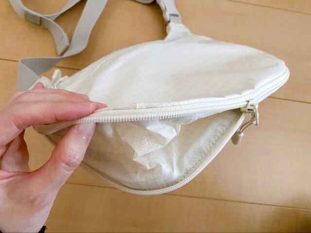 【無印良品 撥水リップストップミニショルダーバッグ】底に付いているファスナーを開閉することでマチを調整できます。マチを広げた場合の容量は約3L