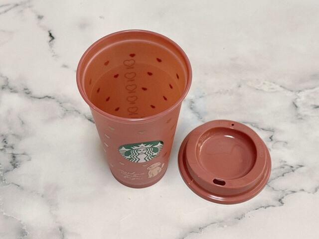 キャップ付きですが、密閉力はタンブラーと比べると劣るため、バッグの中に入れて持ち運ぶというよりは、お店に持参したり自宅でドリンクを飲んだりするときに使えるアイテム