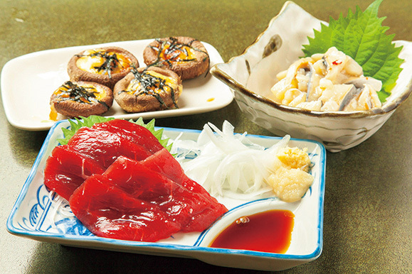 居酒屋 久助（北千住） （手前）生くじら刺 580円／（奥右）ニシンの切り込み 450円 糀と塩に漬け込んで熟成させた「ニシンの切り込み」など酒の肴も豊富に揃う。