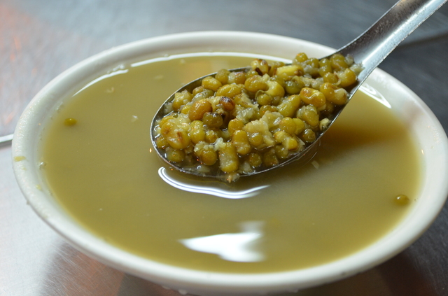 自然な甘さの緑豆湯。冬の夜市では温かいものが人気だが、夏場は緑豆シェークも
