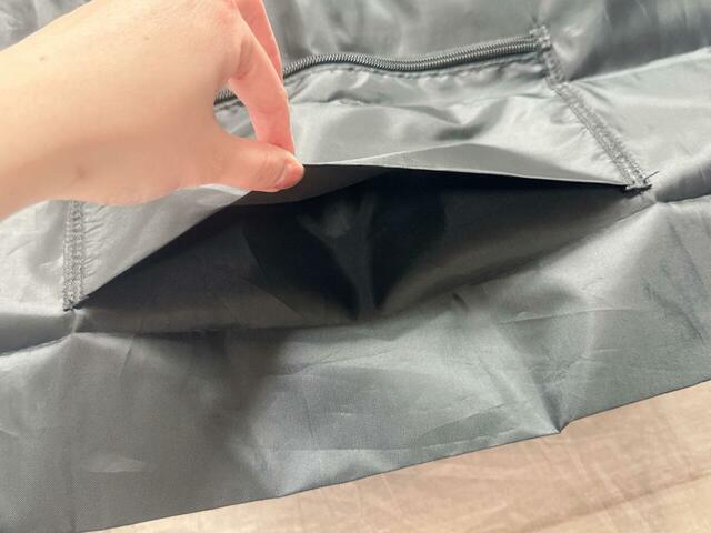 背面ポケットはスーツケースにとりつけられる仕様