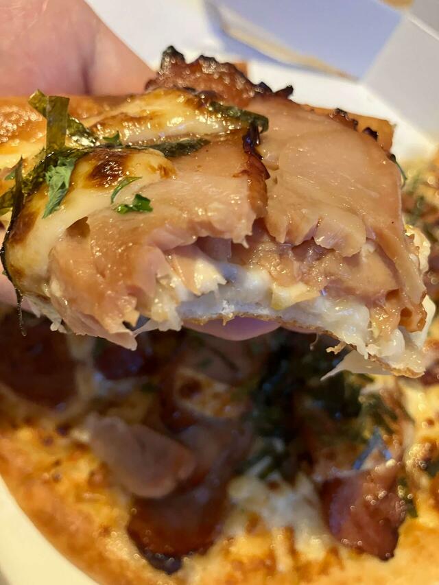 ガブっとひと口。チキンが口いっぱいに広がる！