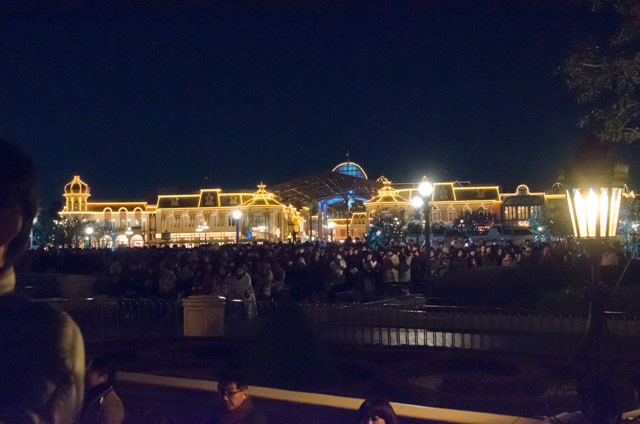 後ろを振り返ると、場外にもびっしりとキャストたちが詰めかけていた ©Disney